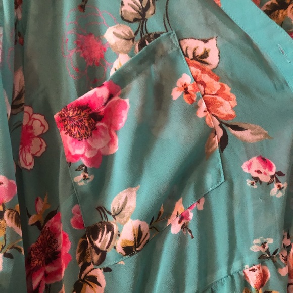 Torrid size 4 button down floral blouse NWOT - Picture 4 of 5